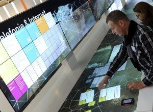 Un hombre prueba una pantalla táctil de Telekom durante la fería de tecnología CEBIT que se celebra en Hanover, Alemania, el 28 de febrero de 2011. El llamado "Cloud Computing" -la nube informática- es el centro de la edición de la CEBIT de este año. EFE/Caroline Seidel