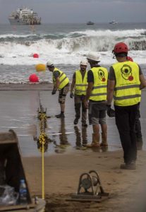 Inicio del amarre de Marea, el cable submarino de fibra óptica de Facebook y Microsoft. EFE/Miguel Toña