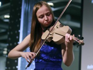 Una violinista con un Stradivarius realizado con una impresora 3D/EFE/EPA