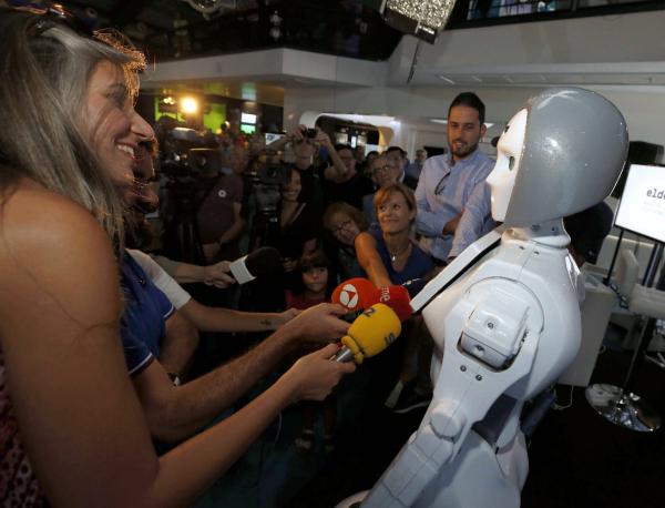 El Robot ADA, el primer humanoide español con aspecto femenino, ojos azules y 1'60 metros de altura, atiende a los medios durante su presentación en el Museo Elder de la Ciencia y la Tecnología de Las Palmas de Gran Canaria. EFE/Elvira Urquijo A.