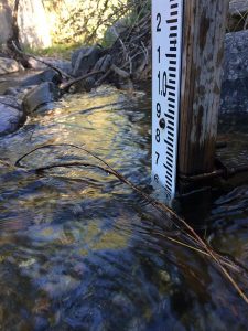 MIA30. DENVER (CO, EE.UU.), 29/04/2018.- Fotografía cedida que muestra un medidor de la altura del agua dentro de los arroyos que voluntarios y científicos monitorean en Colorado (EE.UU.). Una aplicación para teléfonos móviles inspirada en Pokémon Go se ha convertido en una herramienta de gran utilidad para voluntarios que tratan de "actualizar mapas" sobre los movimientos del agua a partir del curso de riachuelos. EFE/Kira Puntenney-Desmond/SOLO USO EDITORIAL/NO VENTAS