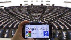 Un teléfono móvil muestra el logotipo de Google durante una sesión parlamentaria en el Parlamento Europeo en Estrasburgo (Francia). EFE/Patrick Seeger