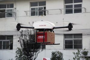 Fotografía facilitada por JD.com. Amazon fue la primera que hace unos años avanzó la posibilidad de enviar pedidos a sus compradores a través de drones, pero mientras la multinacional estadounidense aún investiga esa tecnología, una rival china, JD.com, se le ha adelantado y ya usa estos vuelos no tripulados como mensajeros.