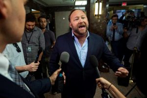 El periodista Alex Jones, en el Dirksen Senate Office Building de Washington, Estados Unidos, hoy, 5 de septiembre de 2018. EFE/ Jim Lo Scalzo