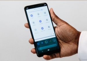 Vista del nuevo teléfono móviles de Google: Google Pixel 3 durante su presentación oficial en Nueva York, Estados Unidos. Google celebró hoy en Nueva York su ya tradicional día de lanzamiento de nuevos productos de "hardware", entre los que destacan el último modelo de la serie de teléfonos inteligentes, el Pixel 3, y la tableta híbrida Slate. EFE/ Alba Vigaray