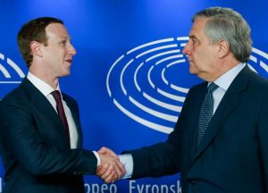 El fundador de Facebook, Mark Zuckerberg (i), saluda al presidente del Parlamento Europeo, Antonio Tajani (d). EFE/ Stephanie Lecocq.