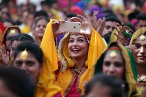 Imagen de archivo de una mujer india con un móvil/EFE/EPA USUARIOS