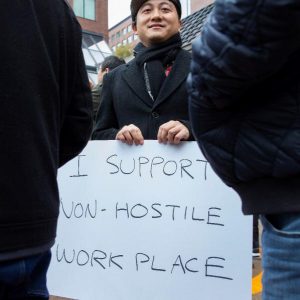 Un empleado de Google en una de las manifestaciones contra el acoso en la empresa/EFE