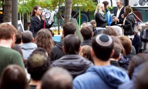 Un empleado de Google en una de las manifestaciones contra el acoso en la empresa/EFE