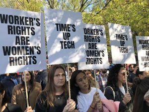 Un empleado de Google en una de las manifestaciones contra el acoso en la empresa/EFE