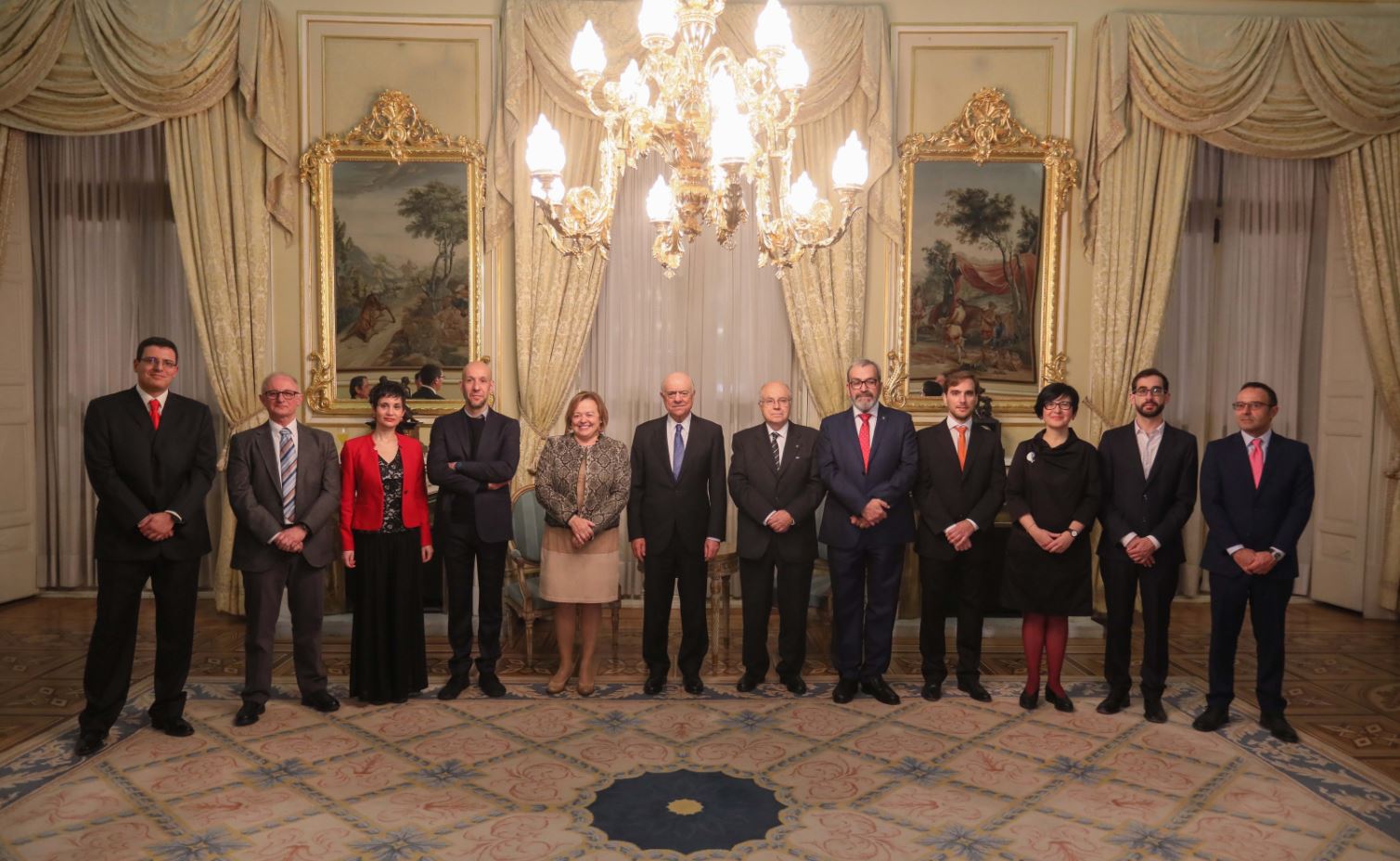 Los galardonados con los Premios de Física, con el presidente de la Fundación BBVA, Francisco González (centro de la imagen), la presidenta del CSIC, Rosa Menéndez y el presidente de la Real Sociedad Española de Física, José Adolfo de Azcárraga.