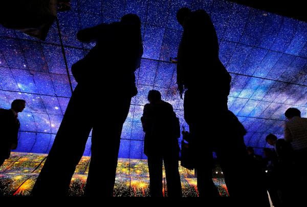 La gente ve el LG OLED TV Massive Curve of Nature durante la apertura de la Feria de Electrónica de Consumo CES 2019 hoy, en Las Vegas (EE.UU.). EFE/Larry W. Smith