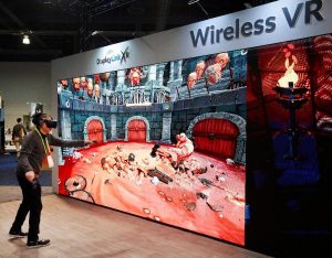 LAS VEGAS (ESTADOS UNIDOS), 09/01/2019.- Un hombre usa un juego inalámbrico de vr en el stand de Display Link, en el segundo día en el 2019 International Consumer Electronics Show en Las Vegas, Nevada, EE. UU., hoy, 9 de enero de 2019. El CES anual se lleva a cabo desde el 8 El 11 de enero es un lugar donde los fabricantes de la industria, los anunciantes y los consumidores con mentalidad tecnológica se reúnen para probar las innovaciones que llegan al mercado cada año. EFE / LARRY W. SMITH