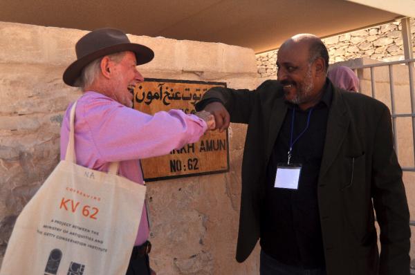 <p>El arqueólogo Neville Agnew, uno de los responsables del Getty Conservation Institute (GCI) de Estados Unidos, se dirige a los medios ante la tumba de Tutankamón, en Luxor, en el sur de Egipto. EFE/ Str.</p>