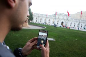 Fotografía de archivo de un joven con su teléfono móvil. EFE/ELVIS GONZALEZ