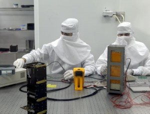 Imagen de archivo de dos técnicos en un laboratorio del INTA. EFE/Chema Moya.