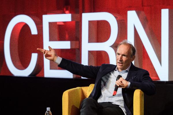 El padre de la Web, el británico Tim Berners-Lee, da un discurso durante un evento para celebrar el 30 aniversario de la World Wide Web, la red mundial que cambió la historia moderna, en el Centro Europeo de Física de Partículas (CERN) este martes en Meyrin, cerca de Ginebra (Suiza). EFE/ Fabrice Coffrini / Pool