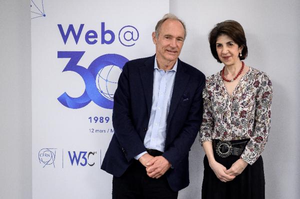 El padre de la Web, el británico Tim Berners-Lee, da un discurso durante un evento para celebrar el 30 aniversario de la World Wide Web, la red mundial que cambió la historia moderna, en el Centro Europeo de Física de Partículas (CERN) este martes en Meyrin, cerca de Ginebra (Suiza). EFE/ Fabrice Coffrini / Pool